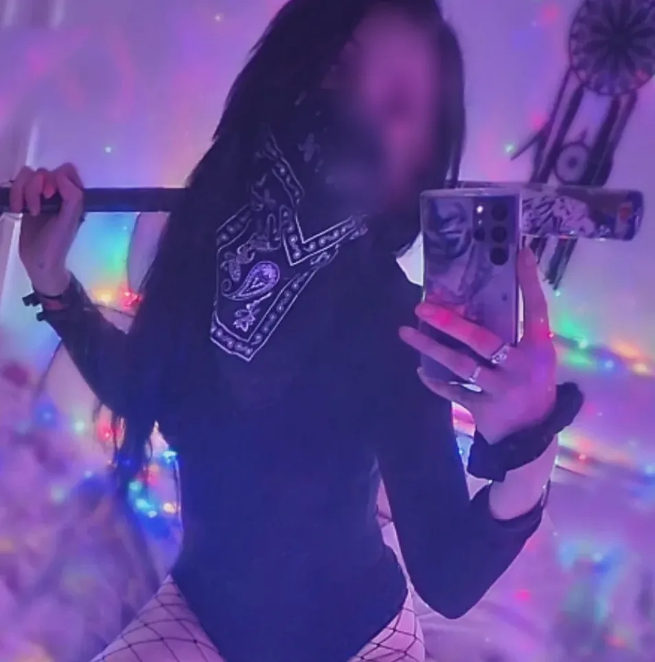 Bouchra, 28
